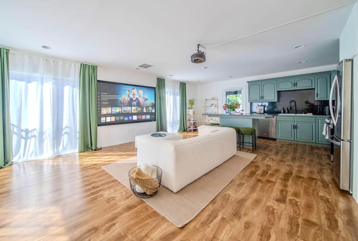 Steps to Beach | Private Rooftop| 100″Movie Screen