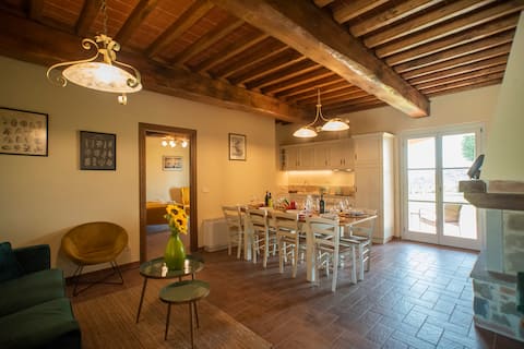 Annuncio Airbnb popolare: Casale La Querce-Tuscan Farmhouse with pool & view a Civitella In Val Di Chiana