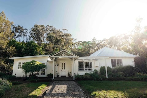 Luxury Wine Country Cottage— Walk to Cellar Door