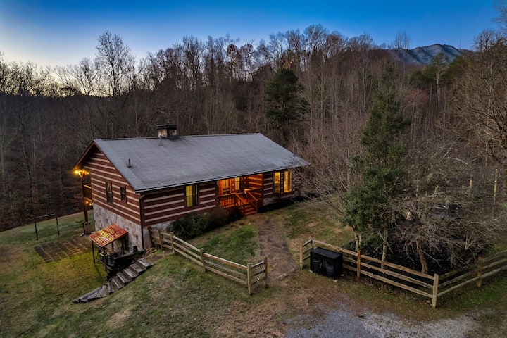 Wilderness Lodge! Pickleball Court, Pool, Hot Tub!