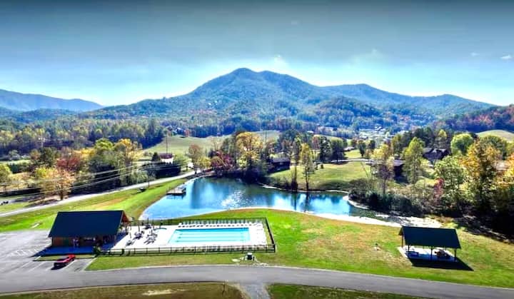 Wilderness Lodge! Pickleball Court, Pool, Hot Tub!