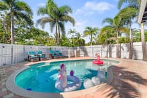 Chic Getaway Near Wilton Drive l Your Urban Escape