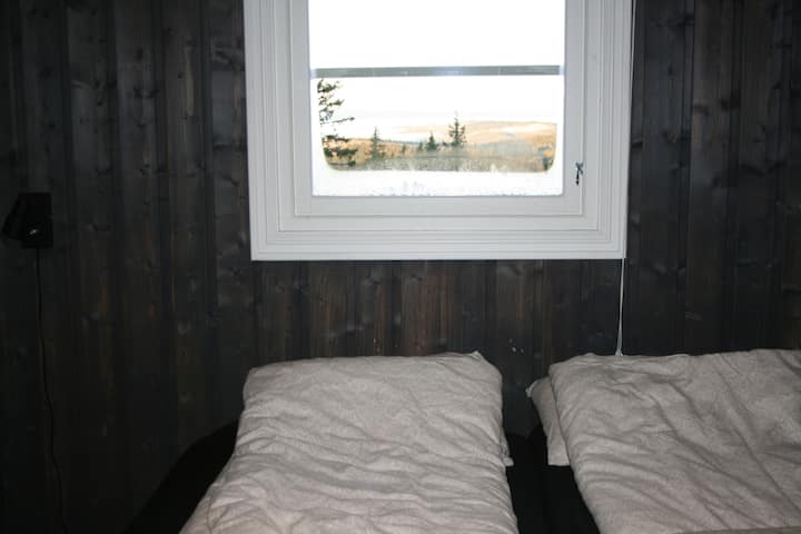 Krevet 180 x 200 cm. Ladice za odjeću ispod kreveta. Bračni krevet može se lako pretvoriti u dva kreveta širine 90 cm. Ladice za odjeću ispod kreveta.