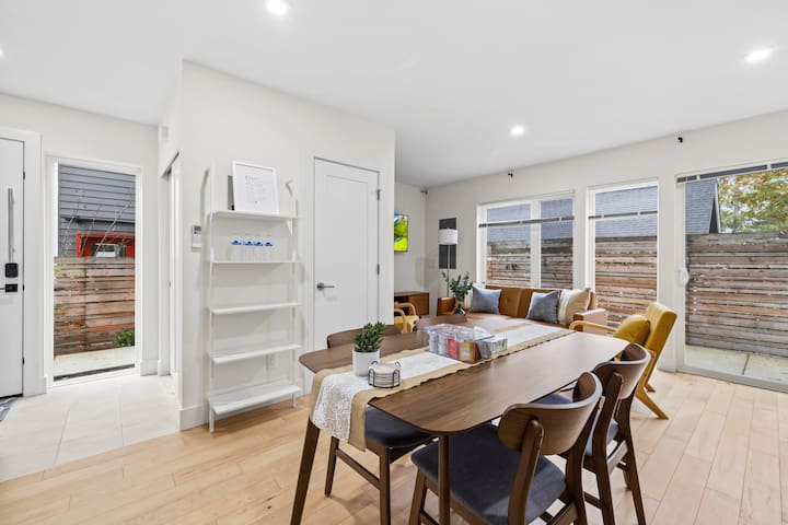 Modern 4B/2.5B Fremont Houses w/ Prime Walkability gallery image 2