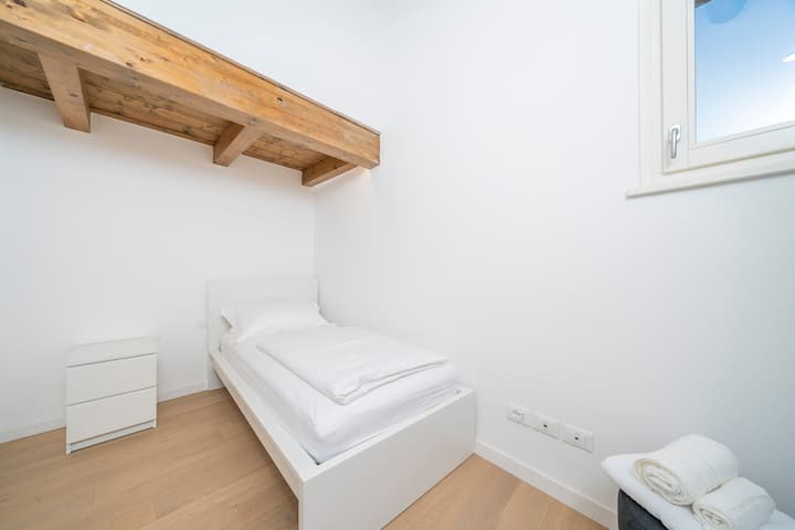 Единична стая с гардероб