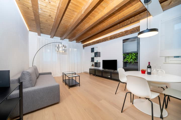 Светла всекидневна с разтегателен диван