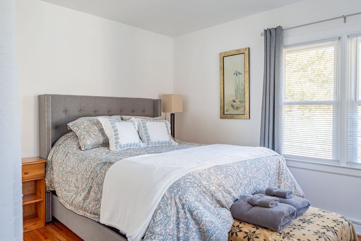 Pohodlná menšia manželská posteľ. 