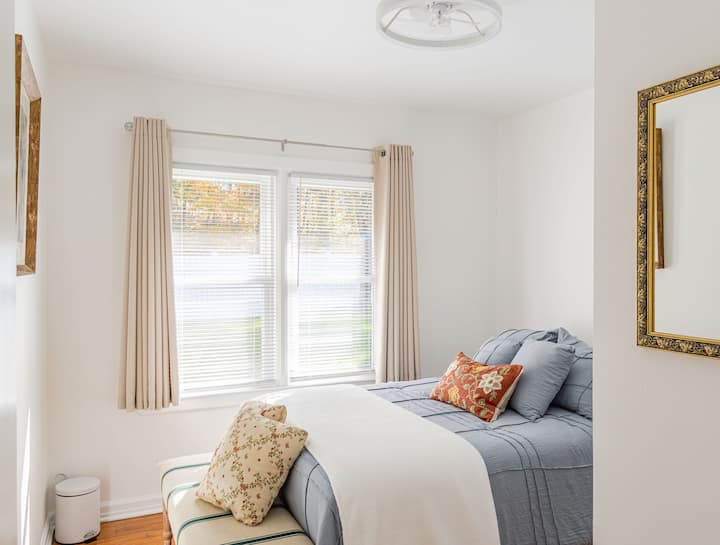 Plne vybavená spálňa s nádherným prirodzeným svetlom. 