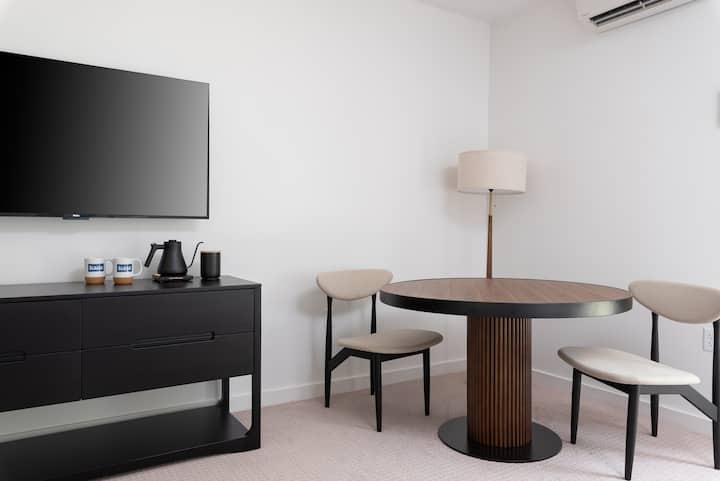 Boardwalk Hotel By Kasa | Lake View Double Queen - Lake Anna, VA