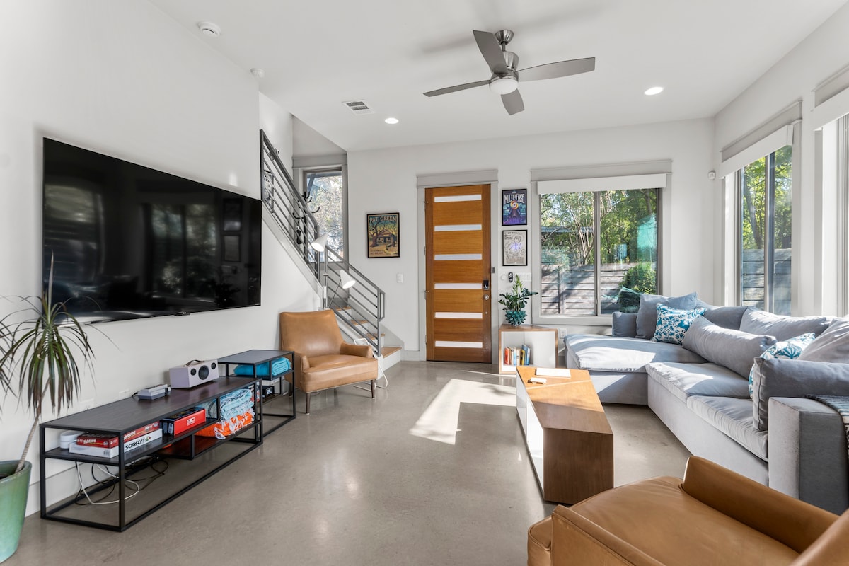 Relax & Play in Austin – Walk to Rainey/Lake Trail