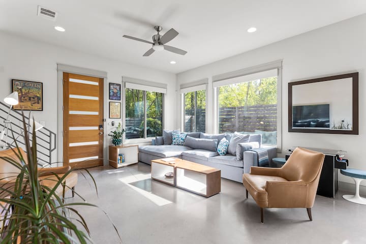 Relax & Play in Austin – Walk to Rainey/Lake Trail