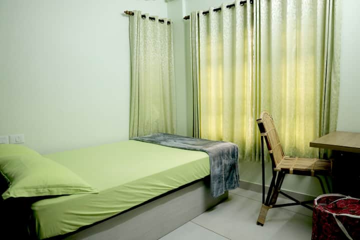 Pumzika katika chumba chetu cha kulala cha pili chenye utulivu na starehe