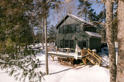 Four-Season Luxury Lakefront Cabin Close to Camden