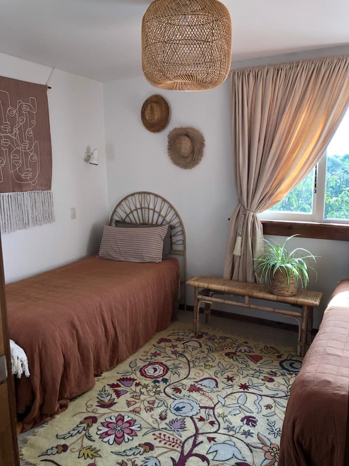 غرفة نوم في الطابق العلوي