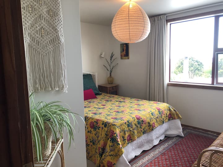 غرفة نوم في الطابق العلوي