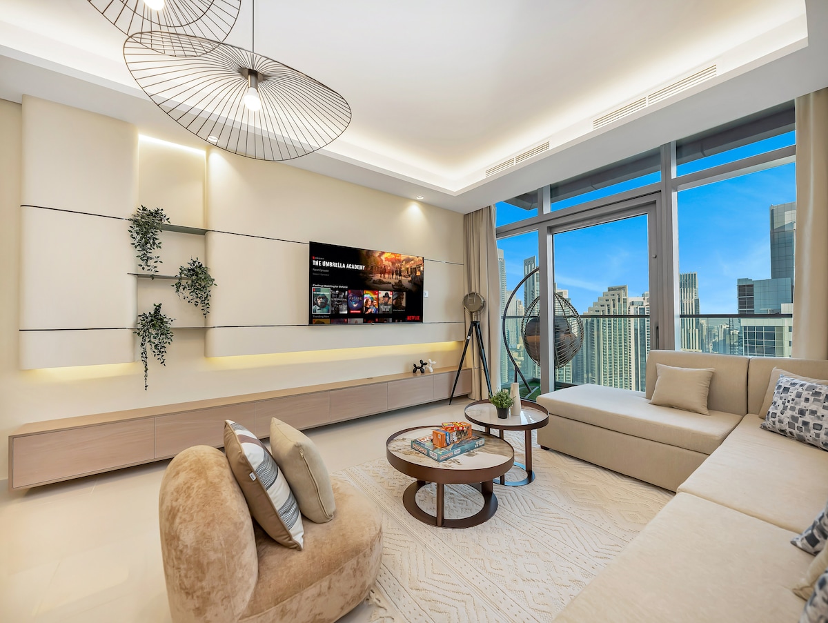 Popular Airbnb listing: Sky-High Infinity Pool | Burj Khalifa View | Gym in Business Bay