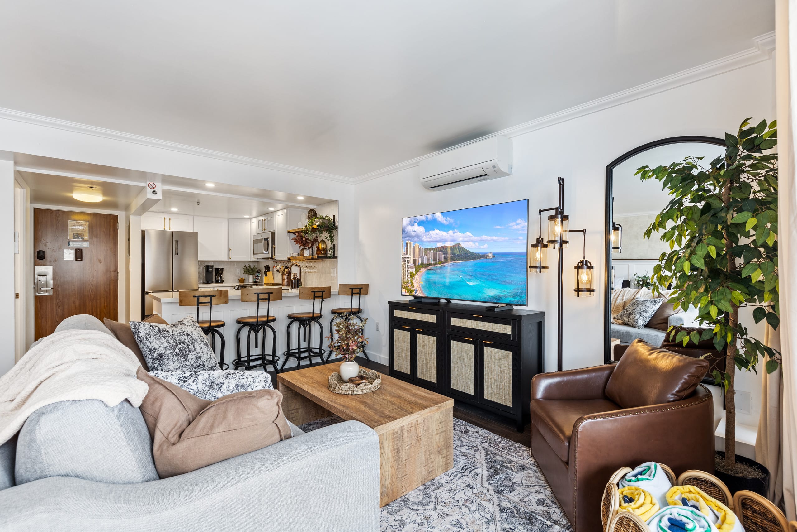 Condo in Honolulu · ★4.98 · 1 bedroom · 3 beds · 1 private bath - Image 2