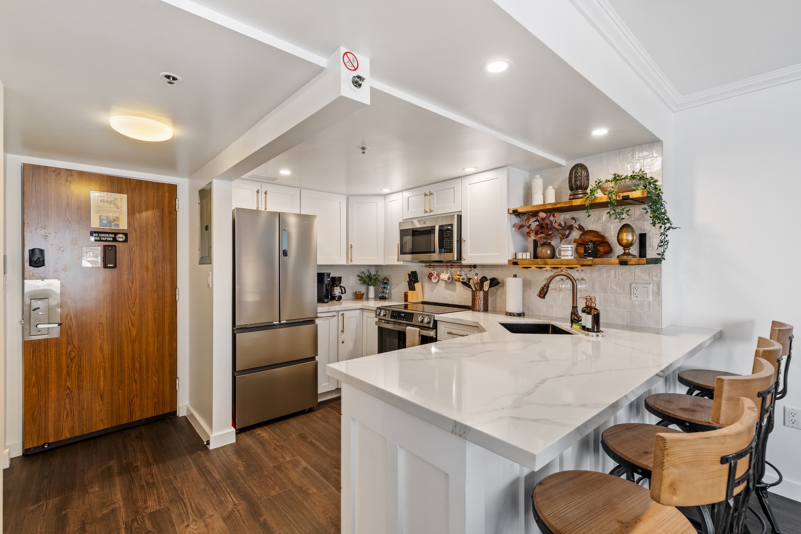 Condo in Honolulu · ★4.98 · 1 bedroom · 3 beds · 1 private bath - Image 16