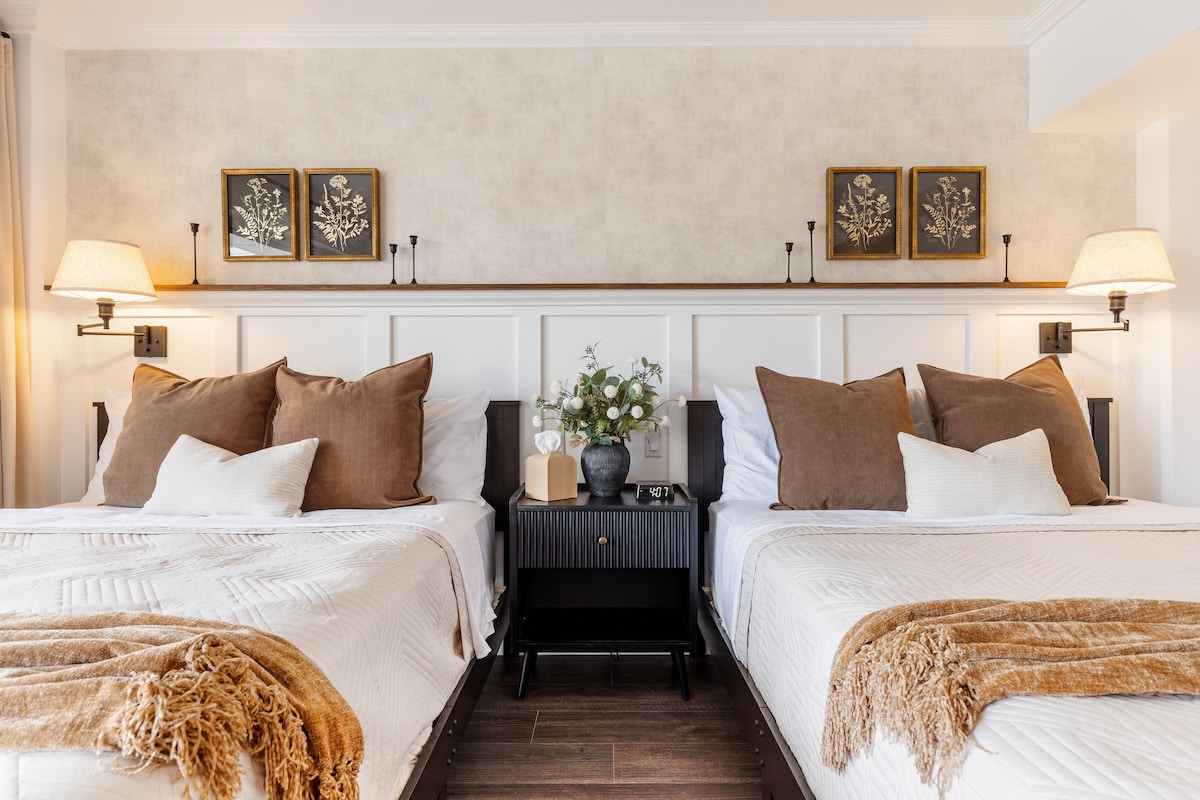 جدار فاخر جميل مع تشطيب خشبي غني يزين غرفة النوم.