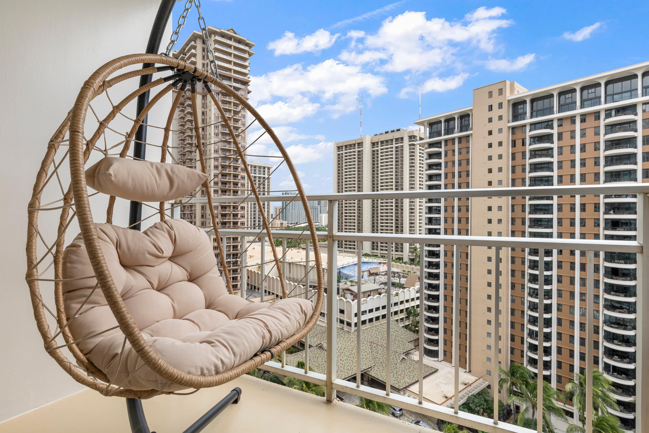 Condo in Honolulu · ★4.98 · 1 bedroom · 3 beds · 1 private bath - Image 32