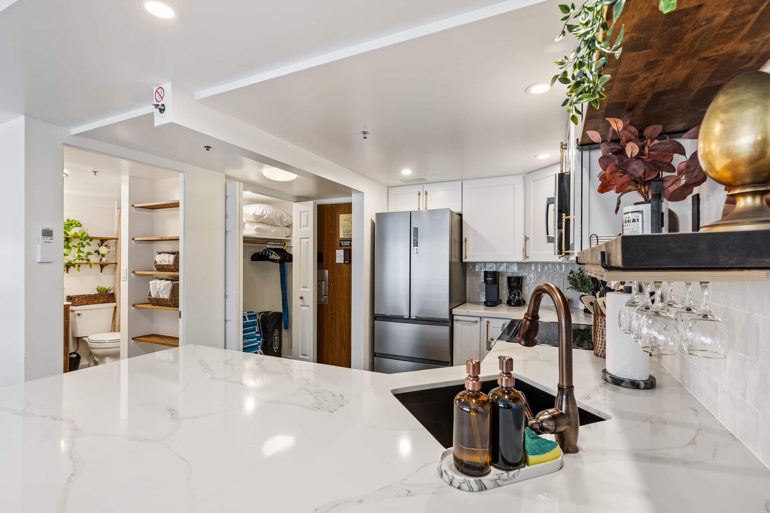 Condo in Honolulu · ★4.98 · 1 bedroom · 3 beds · 1 private bath - Image 13