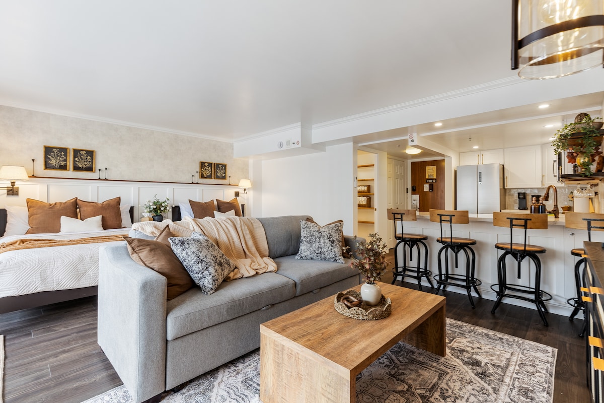 غرفة معيشة مريحة مع طاولة قهوة عصرية.