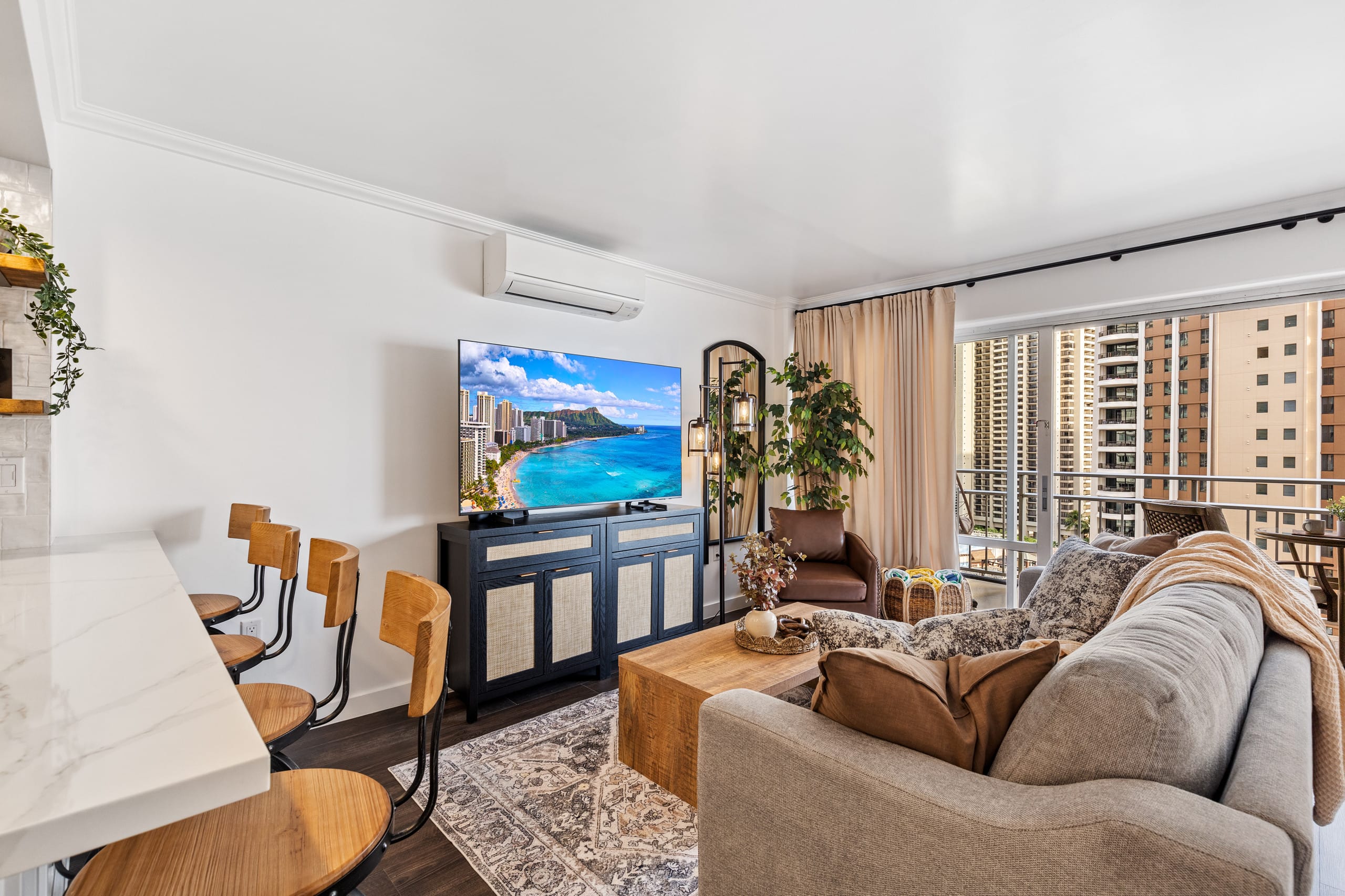 Condo in Honolulu · ★4.98 · 1 bedroom · 3 beds · 1 private bath - Image 5