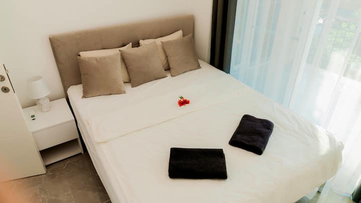 Spálňa s pohodlnou manželskou posteľou a prístupom na terasu