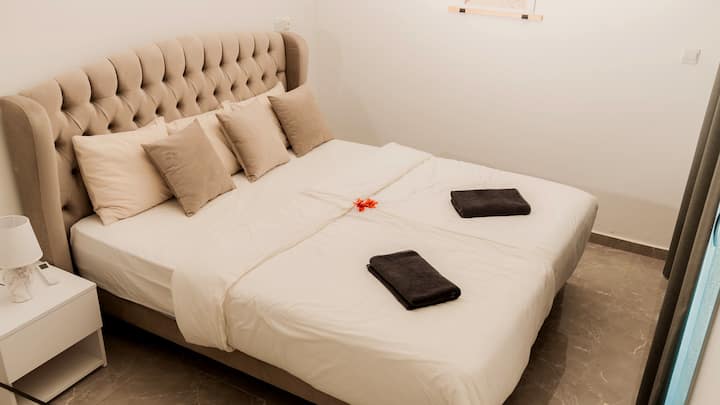 Spálňa s pohodlnou manželskou posteľou