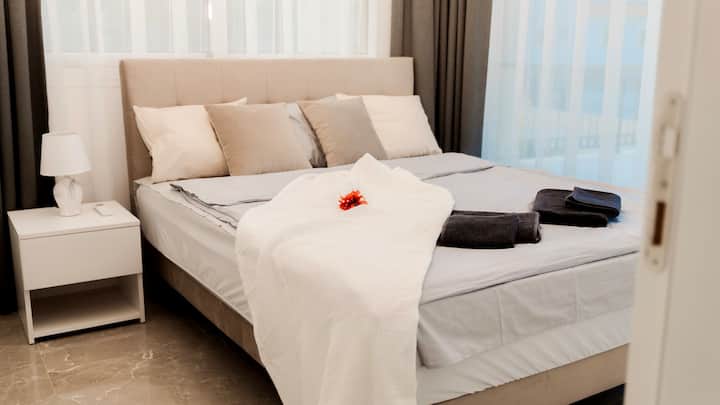 Spálňa s pohodlnou manželskou posteľou a priamym prístupom na terasu