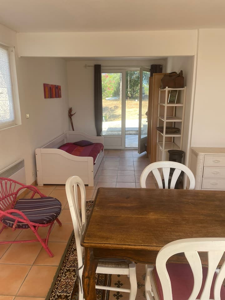 Studio De 45m2 Sur Un Grand Terrain. Accès Piscine - Fréjus