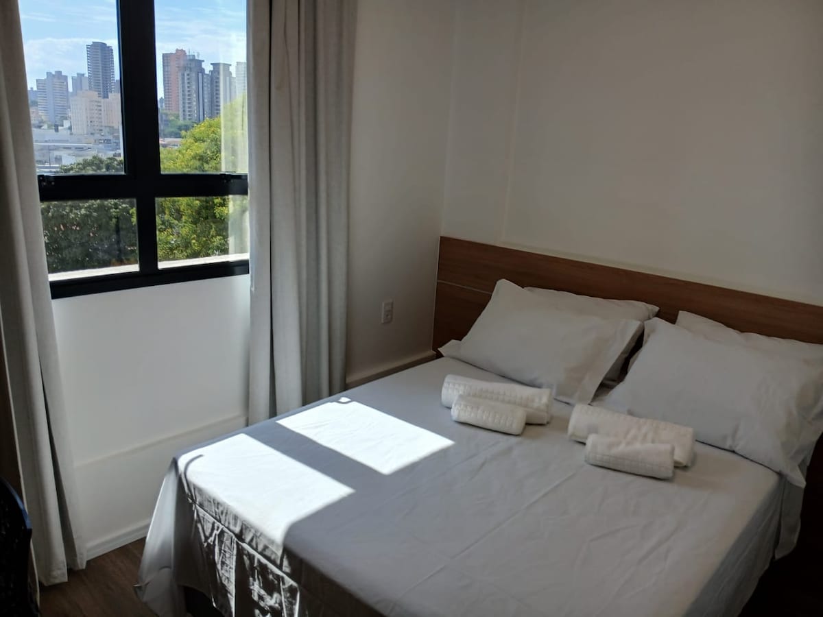 Chambre avec lumière naturelle, lit et linge de lit et serviettes d'hôtel. 

Comme nous n'ouvrons pas un nettoyage impeccable et que nous pensons toujours à votre meilleure expérience, nos oreillers et notre literie ont des housses de protection.
