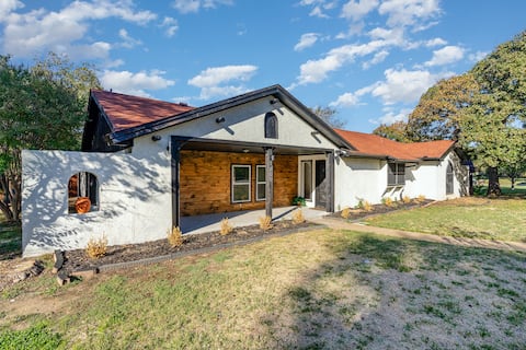 SuperHost ~ Home w/ Pool Close to Downtown Dallas!