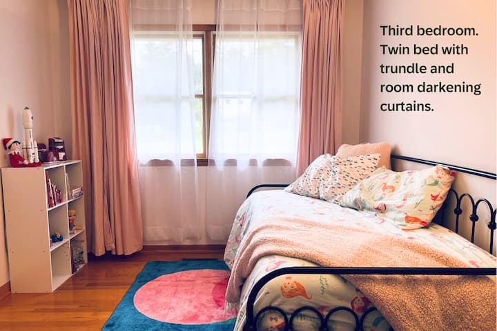 חדר שינה שלישי עם מיטה זוגית ומיטת יחיד נפתחת. ארון קטן ושידה. חדר ילדים נהדר עם כמה צעצועים זמינים למשחק. ניתן להשתמש במצעים ניטרליים לפי בקשה. 