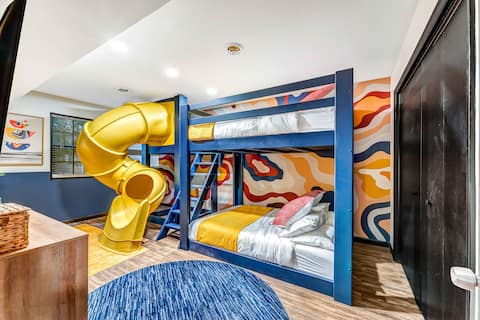 Poconos Fun House! Heated Pool, Hot Tub, Game Room