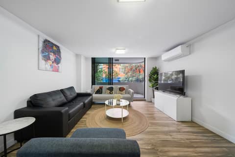 Successful Airbnb property: Spacious 3BR Apt w Parking near ICC&DarlingHarbour in Ultimo