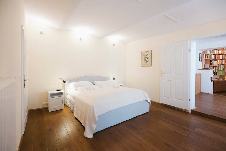 Quiet apartment close to center gallery image 3