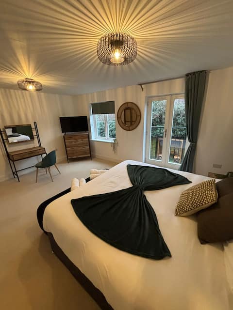 Modern Elm Tree House: Cinema 6 Bedroom sleeps 12