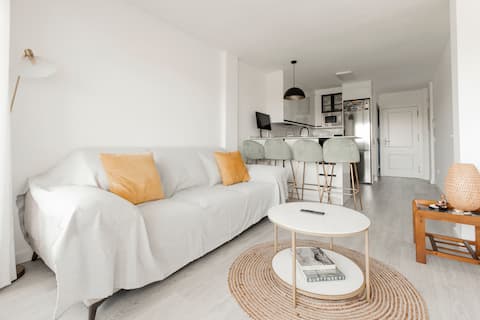 Airbnb con mejor rendimiento: Seaside Getaway. Stylish Apt with Pool & Sea views en Región De Murcia