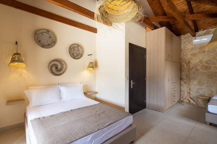 Спална соба бр. 2 на 2 кат со двоен кревет, единечен кревет и детско креветче