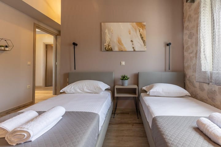 Spavaća soba br. 2 s dva odvojena kreveta i kupaonicom