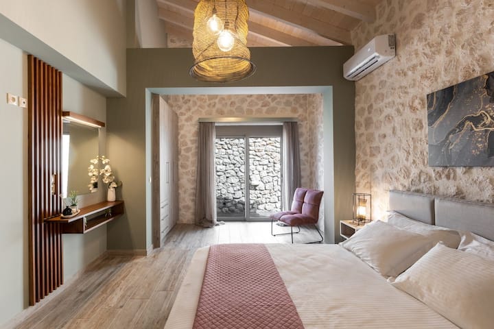 No4 Bedroom me double bed and ensuite bathroom