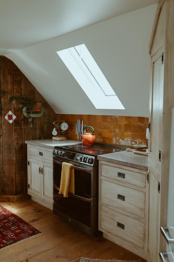 Funky Private Attic Apartment in Honey Brook