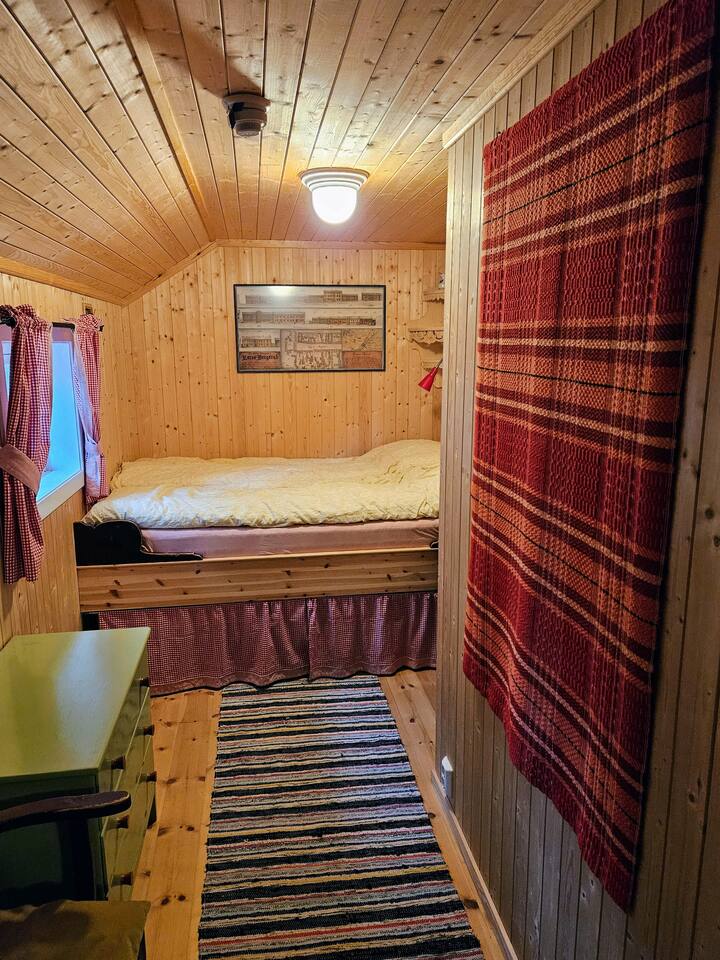 Slaapkamer 3 is ook gelegen in Nystuggu. De slaapkamer is van een nieuwere standaard en heeft een groot ingebouwd bed en een raam op het oosten. 