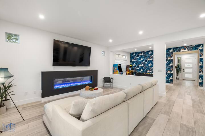 Cozy, Modern 5bd! 15 mins to airport, Spa & Pool!