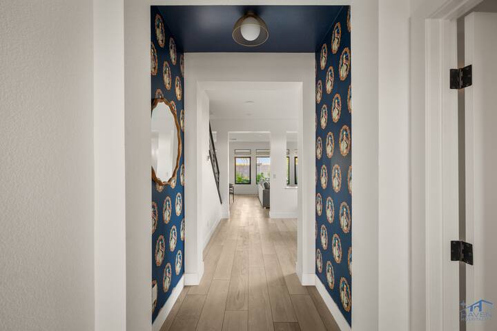 Cozy, Modern 5bd! 15 mins to airport, Spa & Pool! gallery image 5