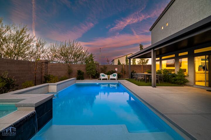 Cozy, Modern 5bd! 15 mins to airport, Spa & Pool! gallery image 3