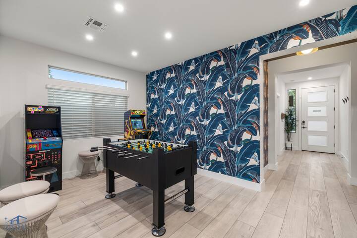 Cozy, Modern 5bd! 15 mins to airport, Spa & Pool! gallery image 2