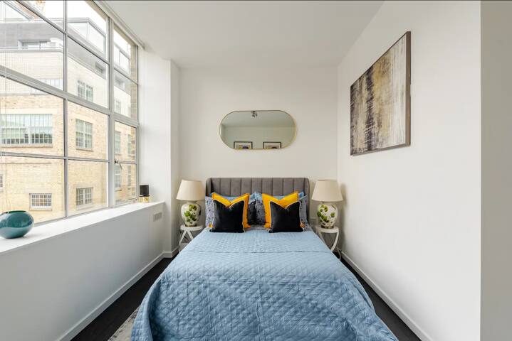 Stylish Soho / Mayfair 3 Bed Central Retreat gallery image 3