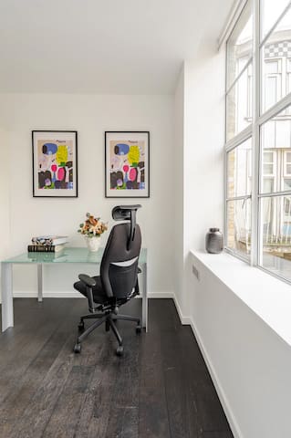 Stylish Soho / Mayfair 3 Bed Central Retreat gallery image 4